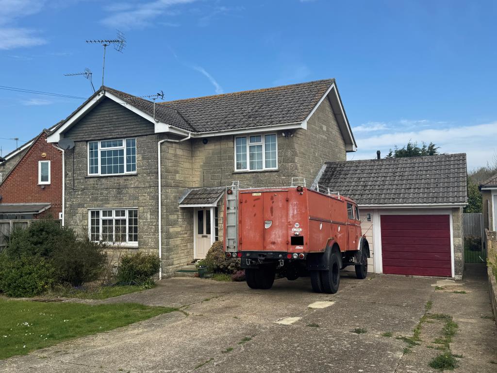 Lot: 129 - TWO-BEDROOM FLAT WITH GARAGE AND GARDEN - The Front of the Building and the Garage